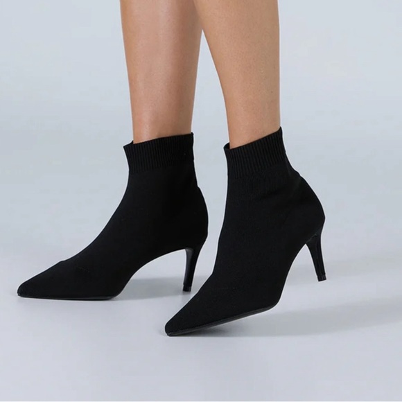 TONY BIANCO Gwen black sock knit booties 6.5